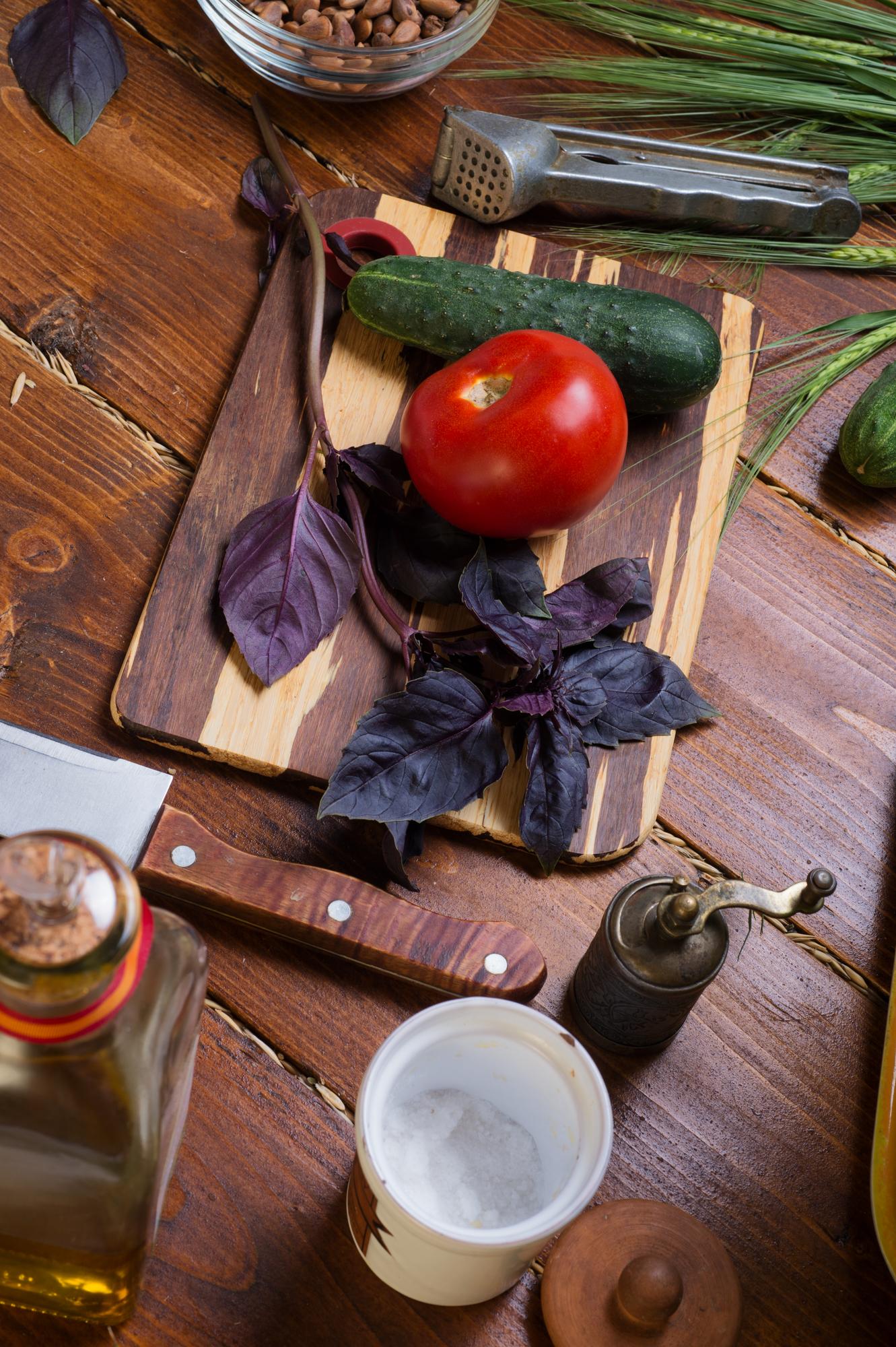 masa rustică cu ingrediente proaspete și farfurii aranjate